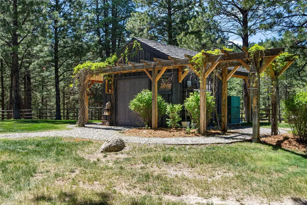 594 Bunkhouse Road Darby MT 59829