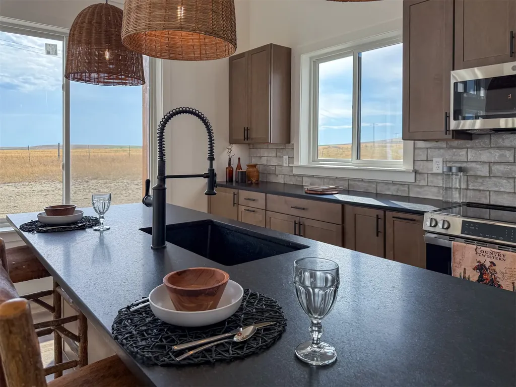 406 2nd Road SW Fairfield MT 59436