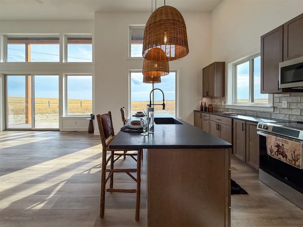 406 2nd Road SW Fairfield MT 59436