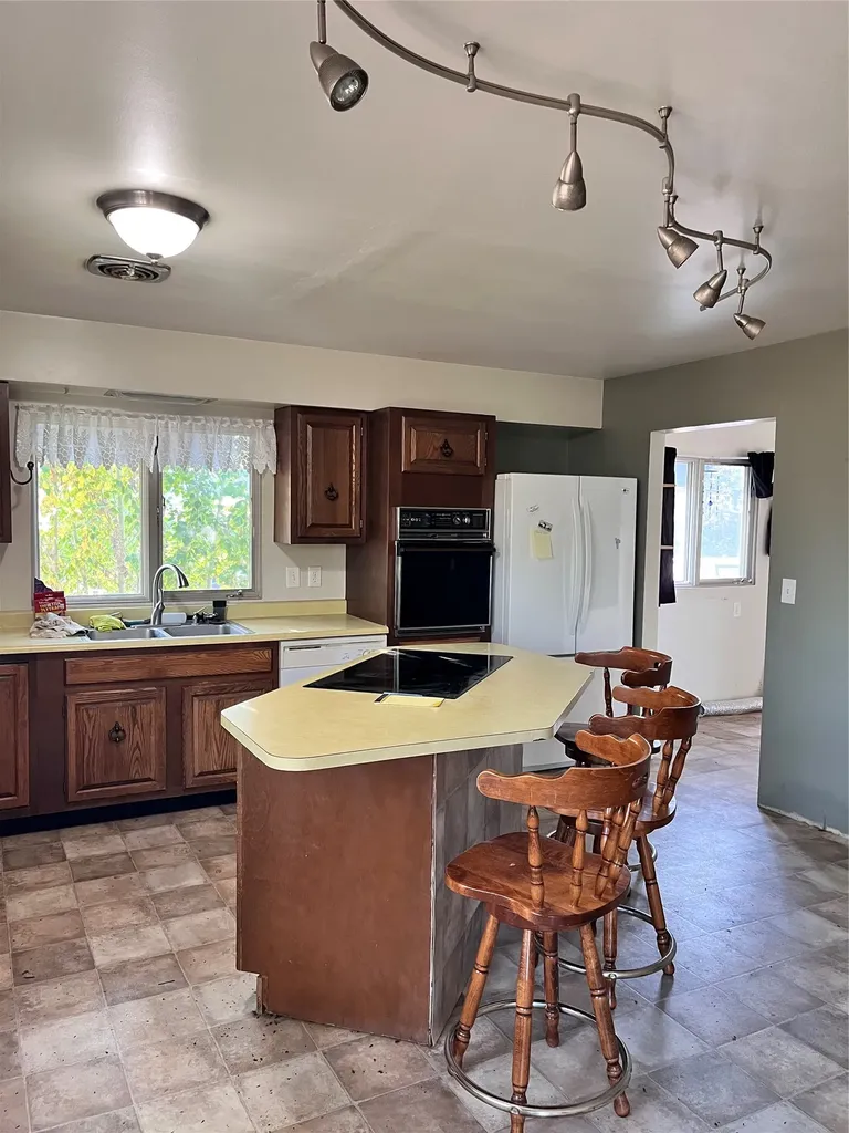 215 And 213 4th Avenue NW Kevin MT 59454