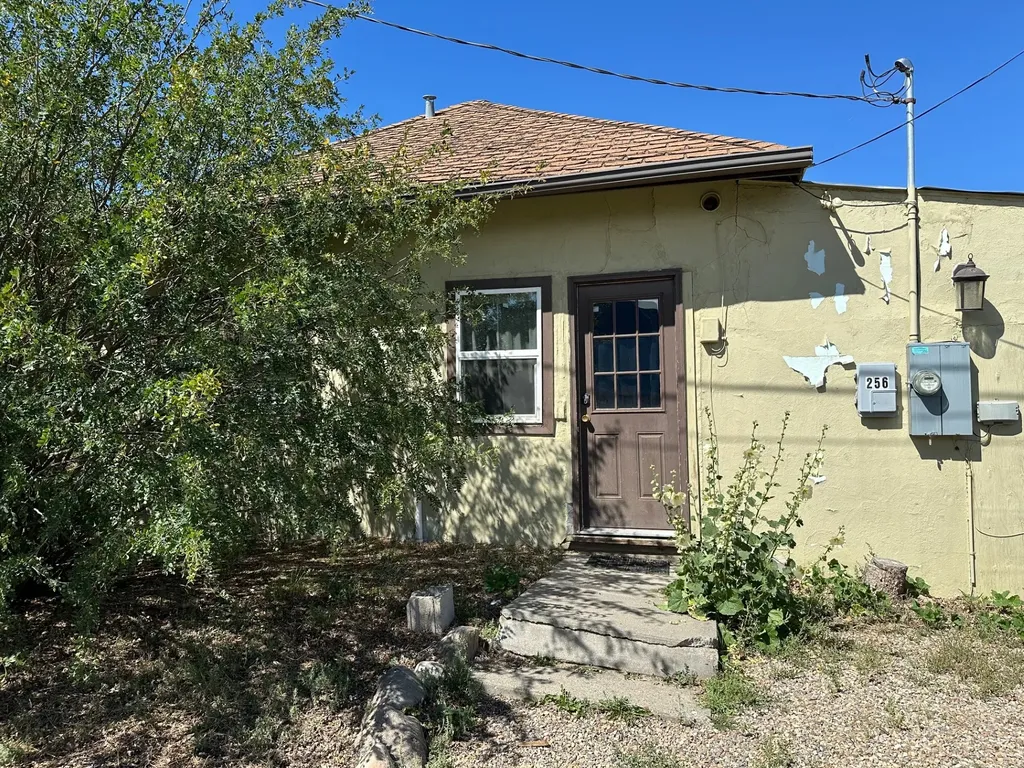 256 1st Avenue SE Shelby MT 59474