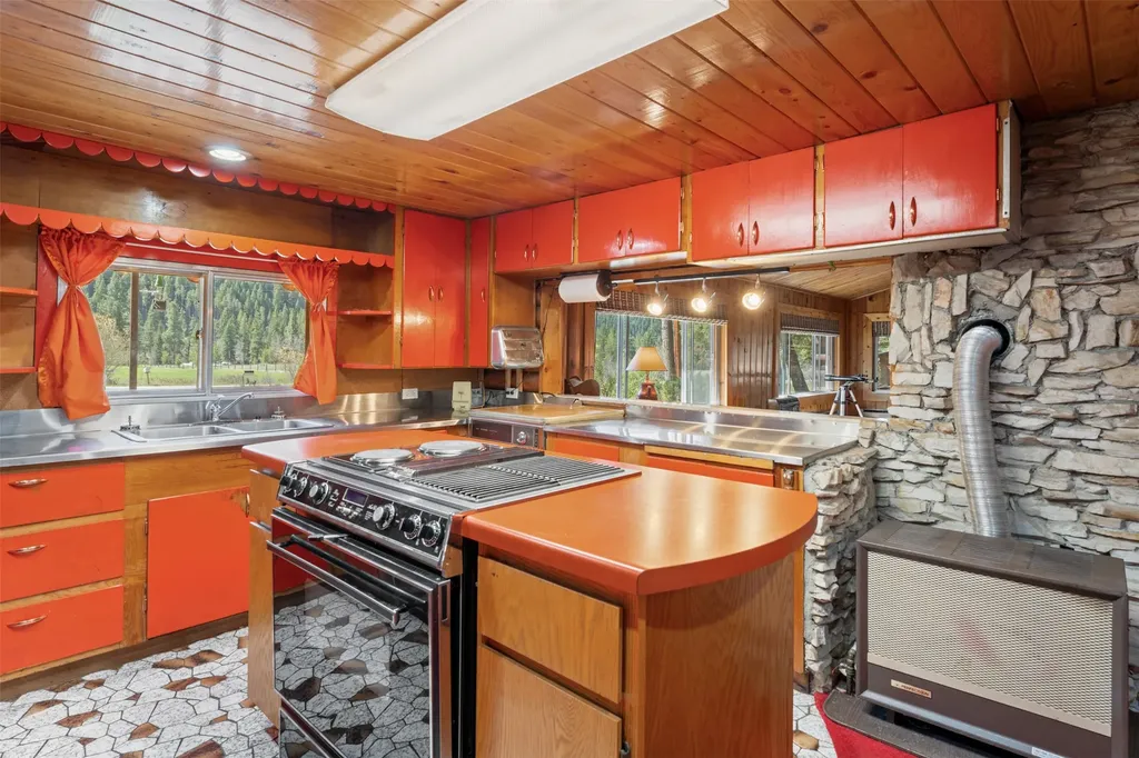 1936 East Fork Road Sula MT 59871