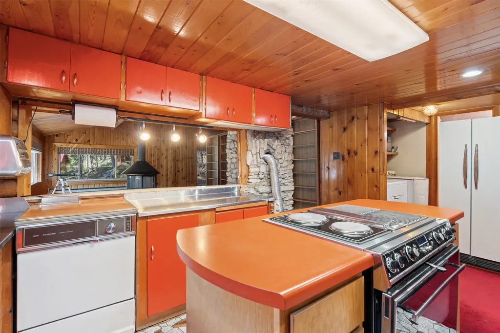 1936 East Fork Road Sula MT 59871