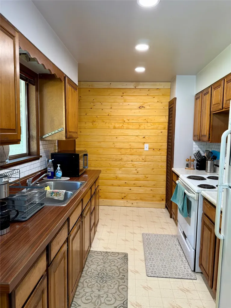 12437 Us Highway 2 Troy MT 59935