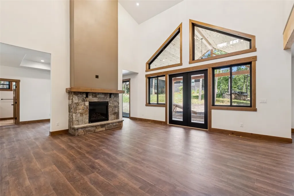 316 Spurwing Loop Lakeside MT 59922
