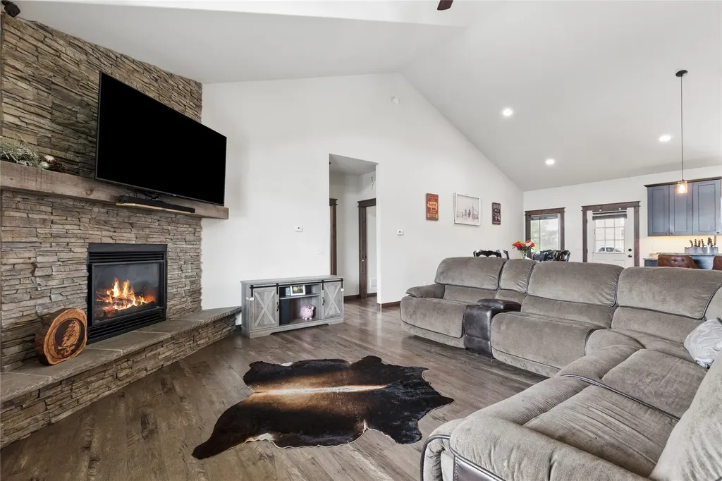 1129 Mackinaw Loop Somers MT 59932