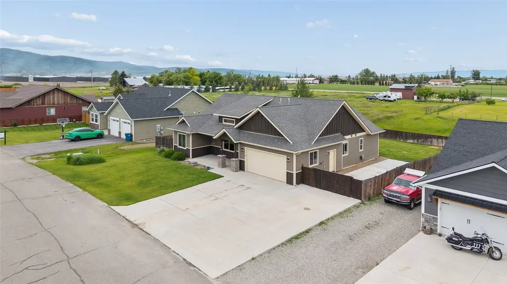 1129 Mackinaw Loop Somers MT 59932