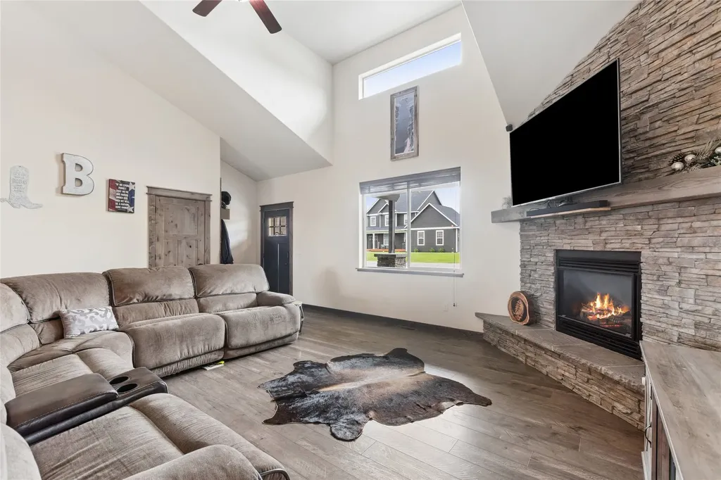 1129 Mackinaw Loop Somers MT 59932