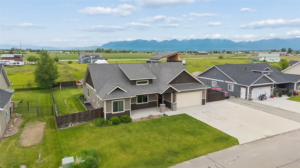 1129 Mackinaw Loop Somers MT 59932