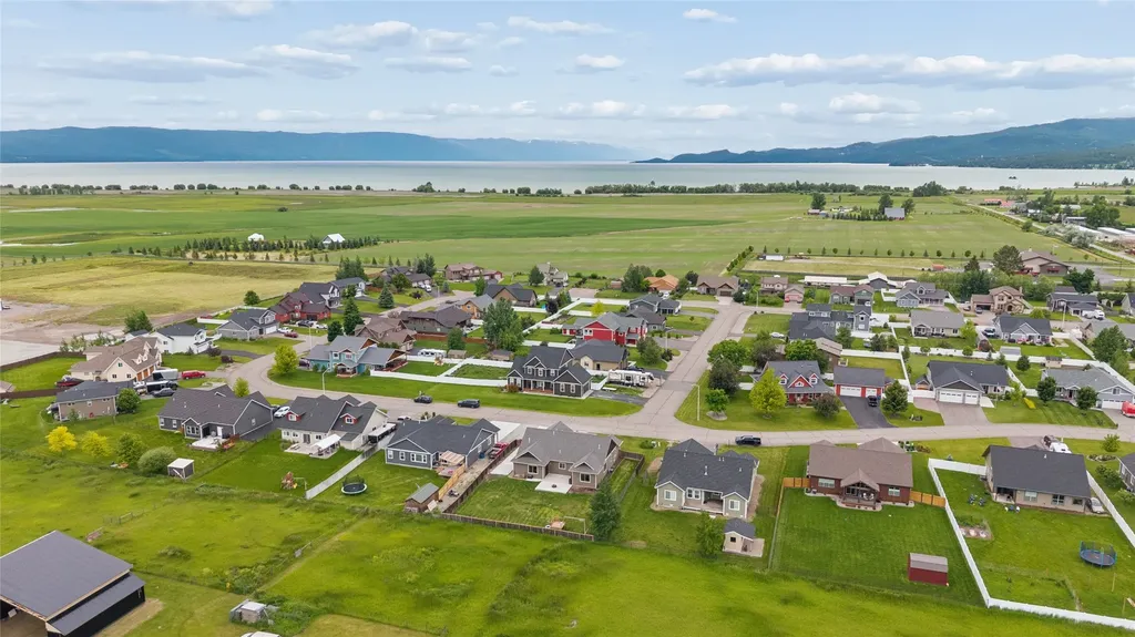 1129 Mackinaw Loop Somers MT 59932