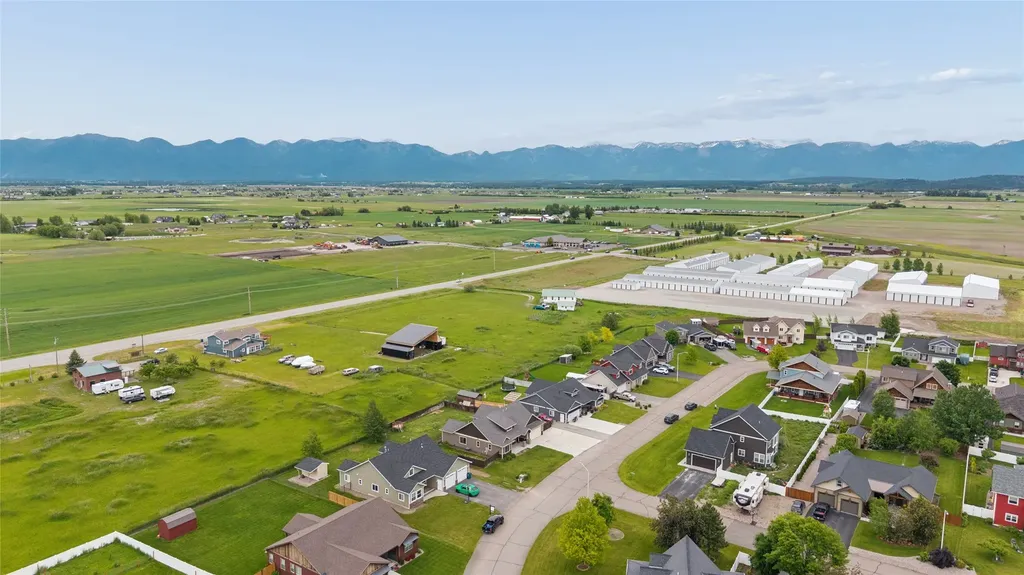 1129 Mackinaw Loop Somers MT 59932