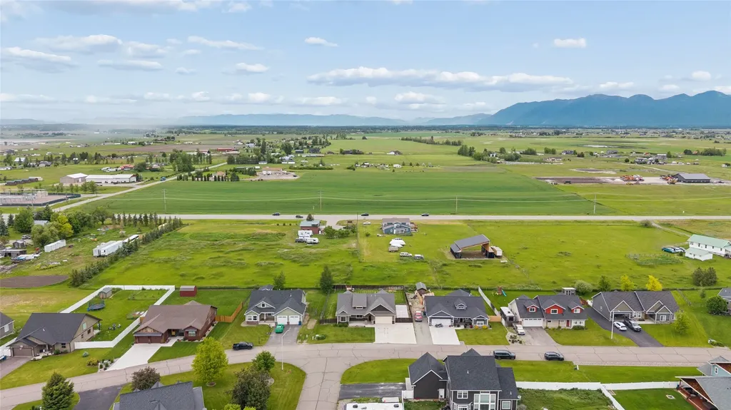 1129 Mackinaw Loop Somers MT 59932