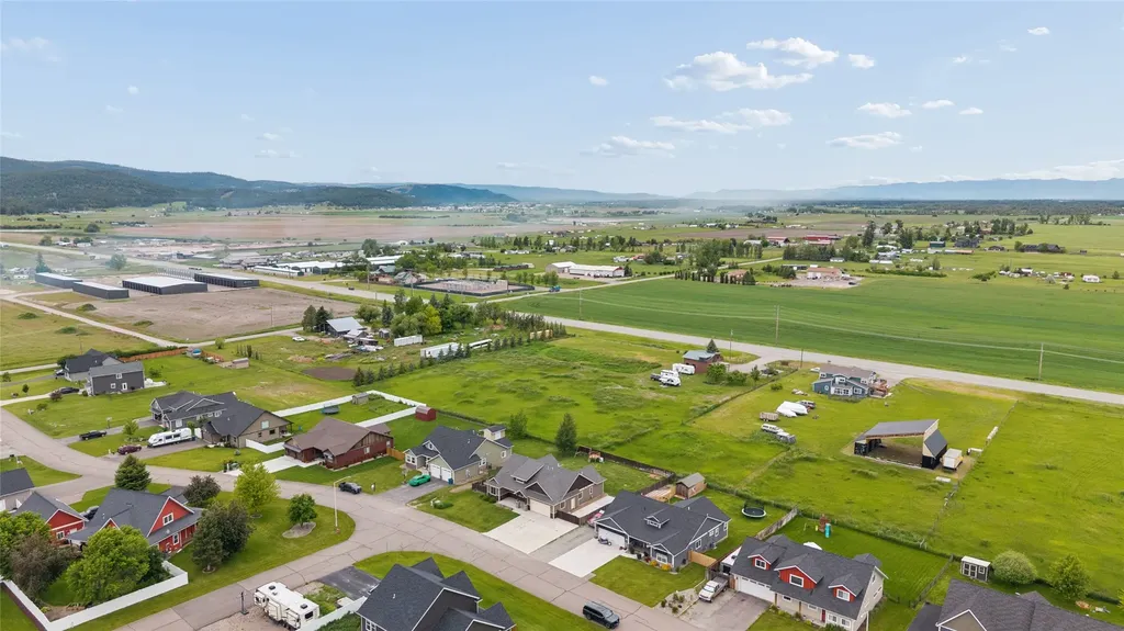 1129 Mackinaw Loop Somers MT 59932