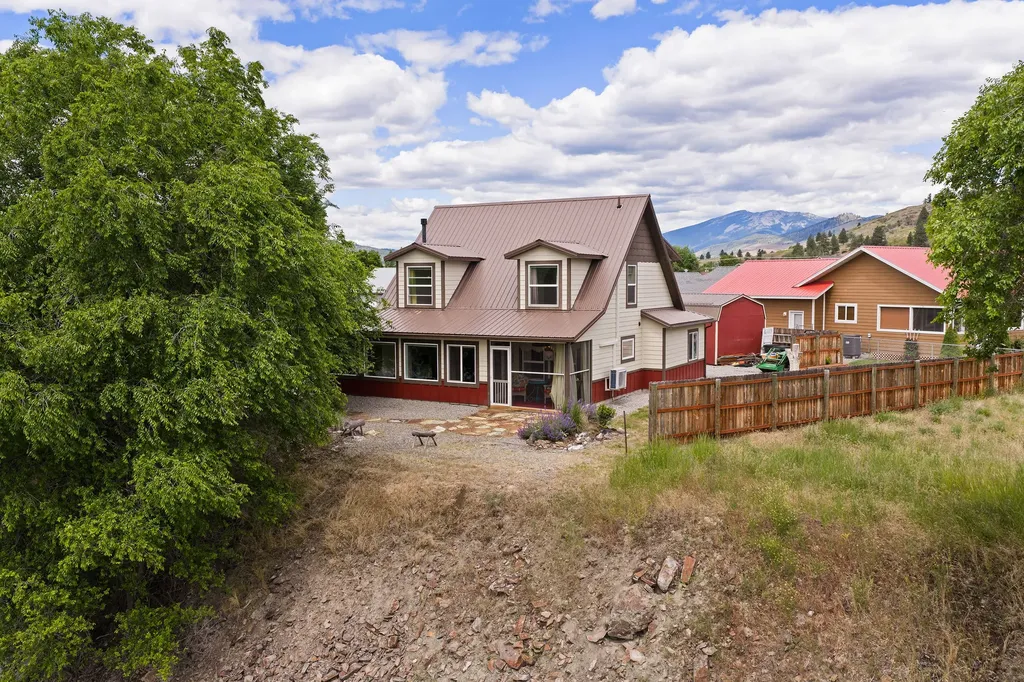 317 E Stanton Street Plains MT 59859