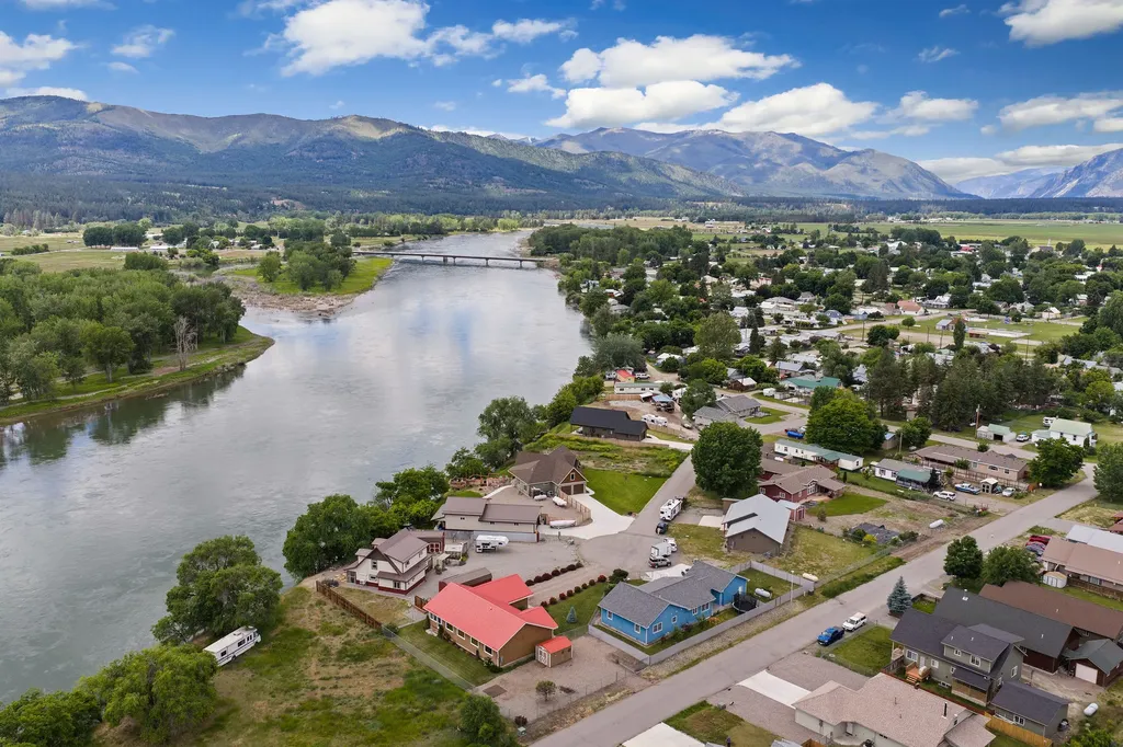 317 E Stanton Street Plains MT 59859