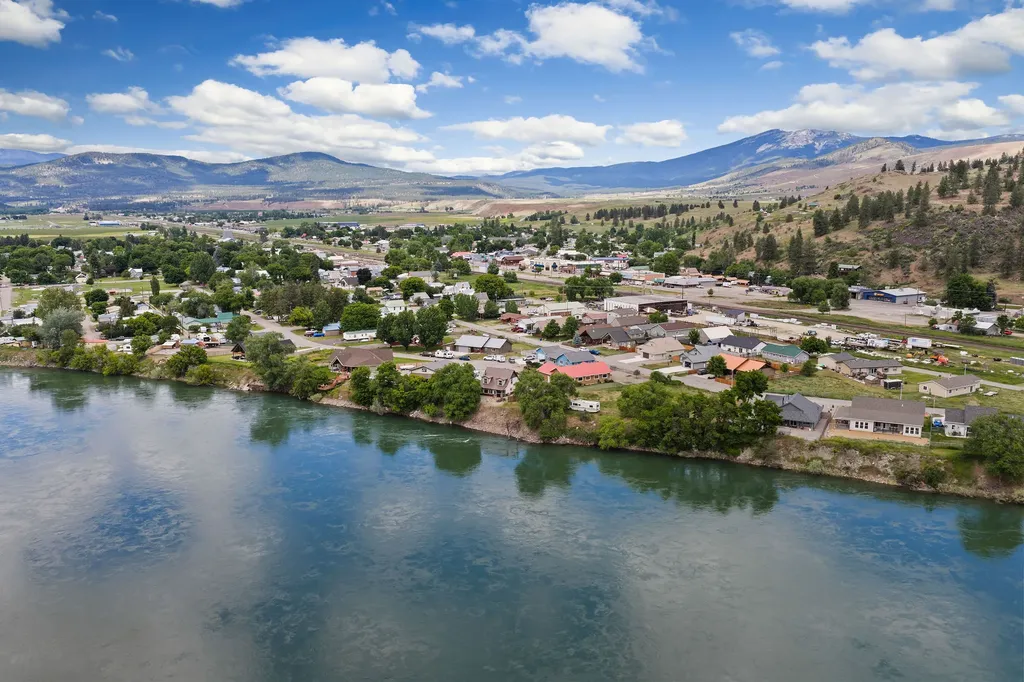 317 E Stanton Street Plains MT 59859