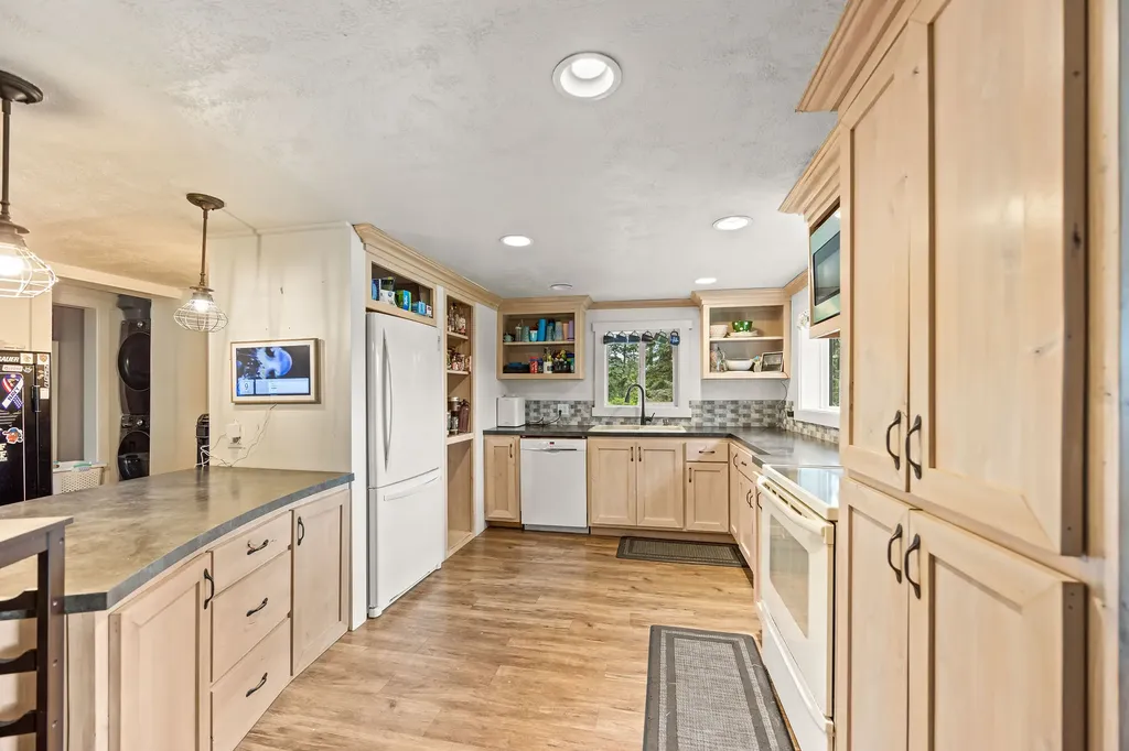 6286 Us Highway 93 S Somers MT 59932