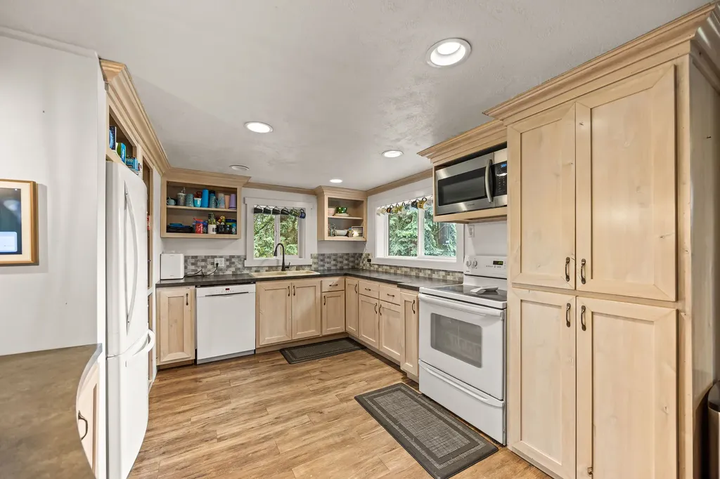 6286 Us Highway 93 S Somers MT 59932