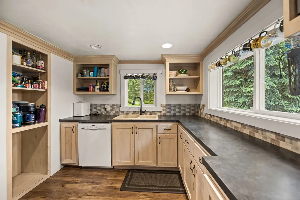 6286 Us Highway 93 S Somers MT 59932