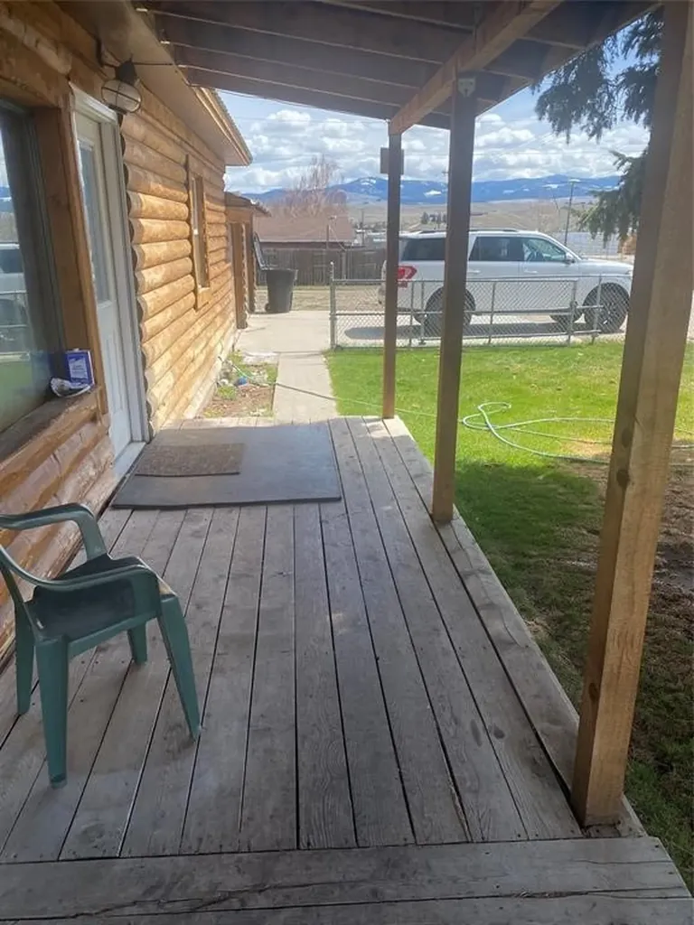 523 W Peterson Avenue Deer Lodge MT 59722
