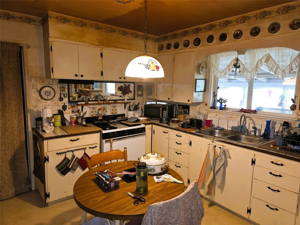2037 Middle Bear Creek Road Victor MT 59875
