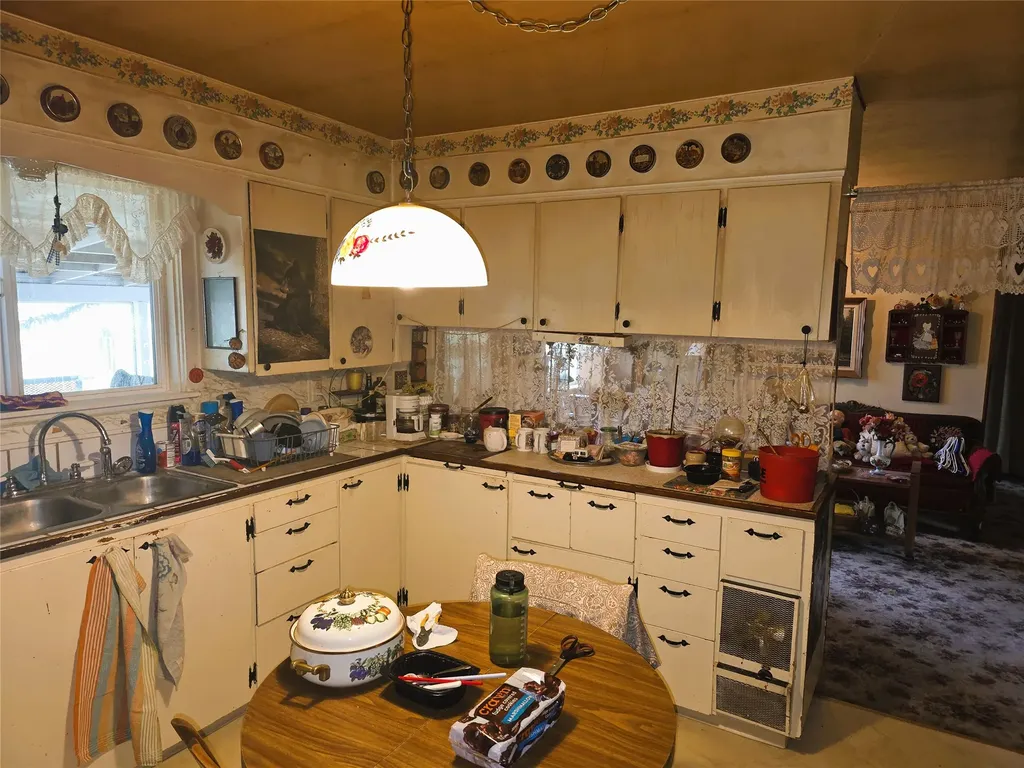 2037 Middle Bear Creek Road Victor MT 59875