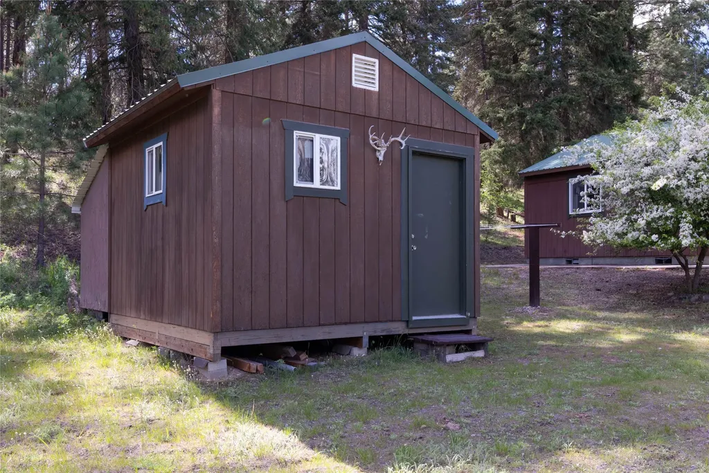 88 High Country Road Plains MT 59859