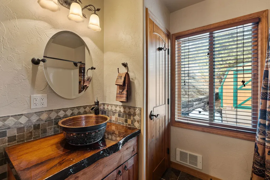 28118 Spring Lane Big Arm MT 59910