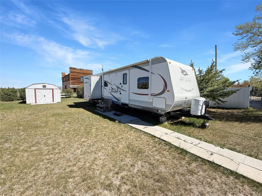 10 W Bailey Street Lima MT 59739