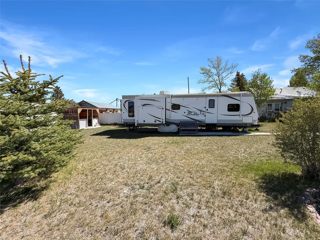 10 W Bailey Street Lima MT 59739