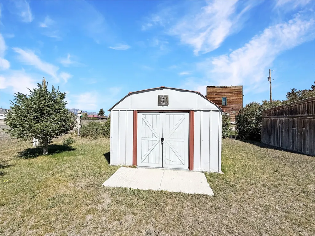 10 W Bailey Street Lima MT 59739