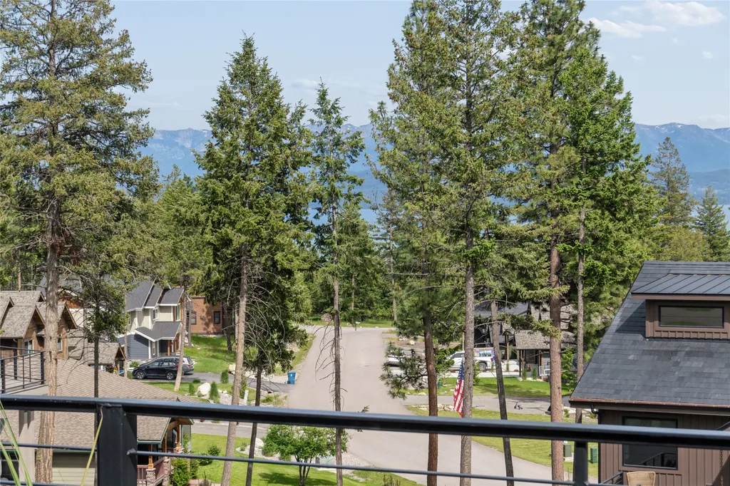 142 Blacktail Loop Lakeside MT 59922