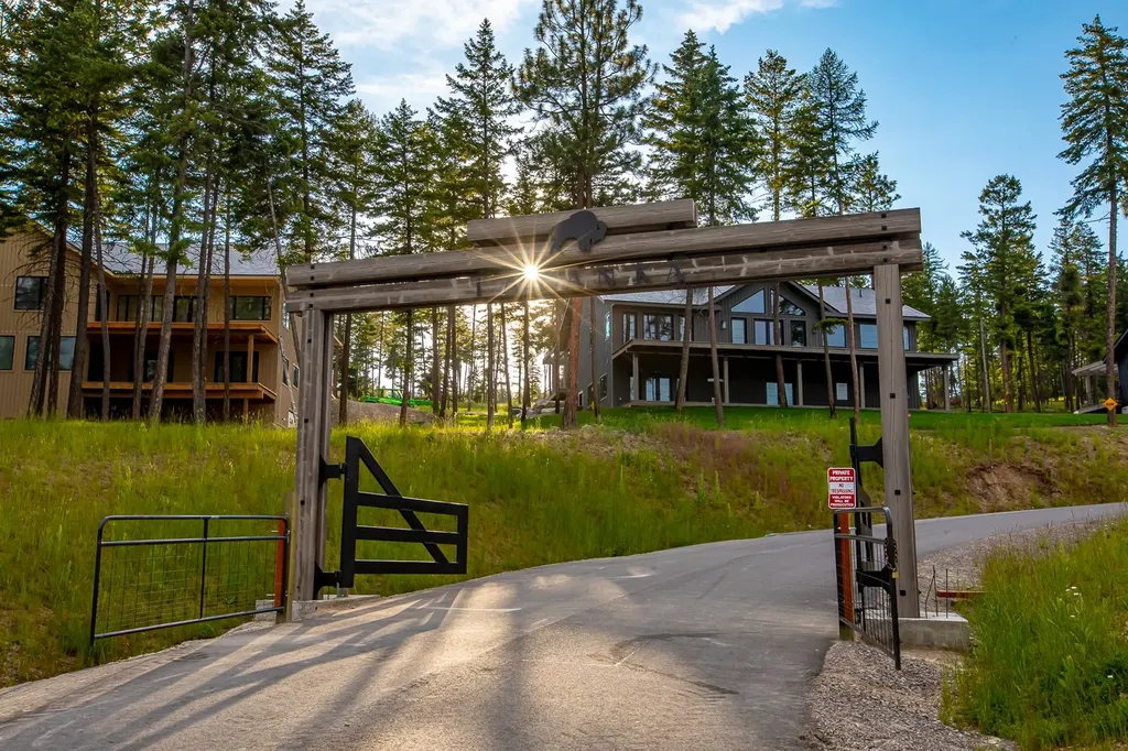 142 Blacktail Loop Lakeside MT 59922