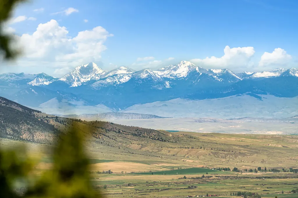 25 Sundowner Road Sheridan MT 59749