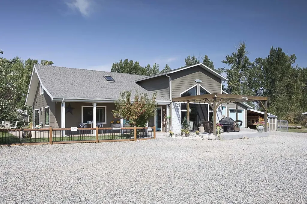 7734 Us Highway 212 Roberts MT 59070