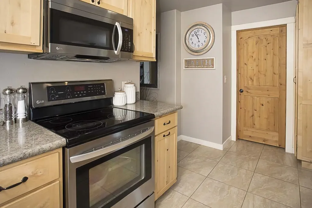 7734 Us Highway 212 Roberts MT 59070
