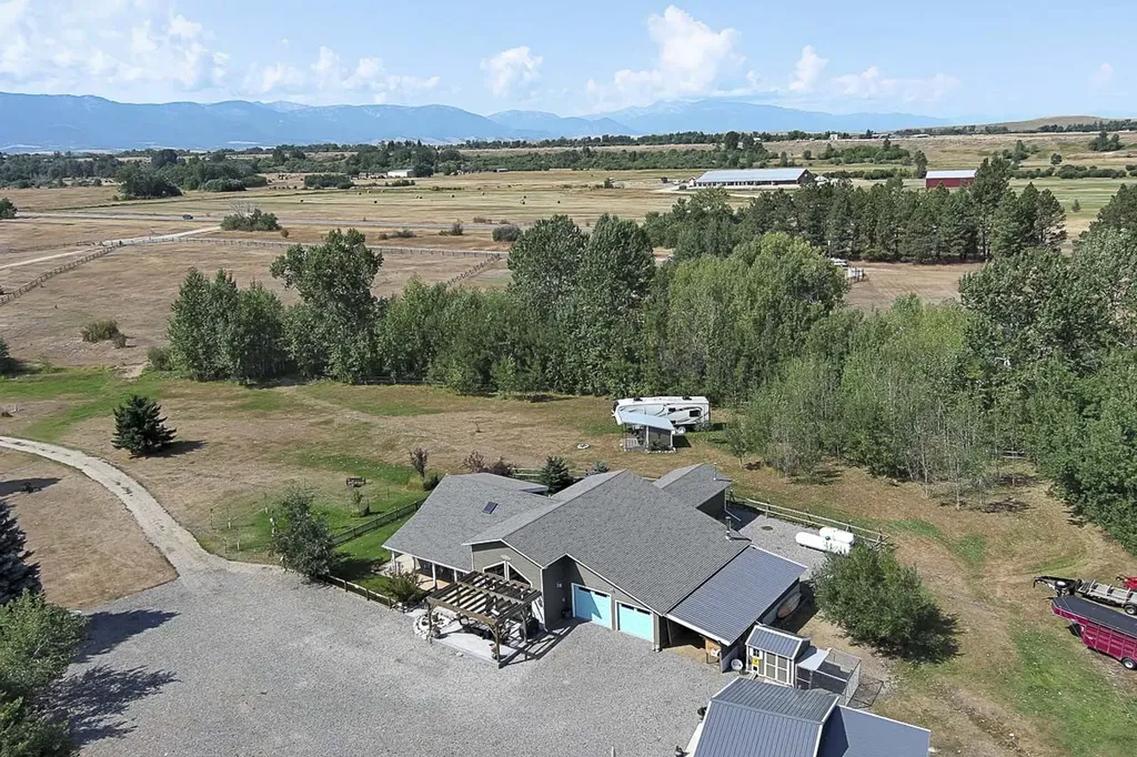 7734 Us Highway 212 Roberts MT 59070