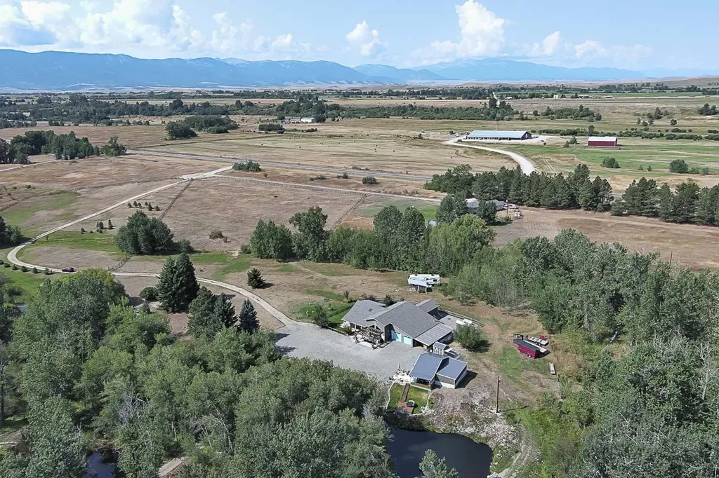 7734 Us Highway 212 Roberts MT 59070