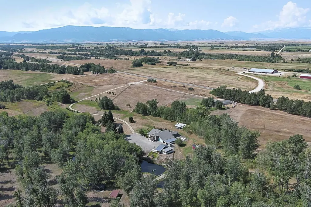 7734 Us Highway 212 Roberts MT 59070
