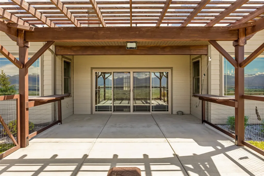 447 Labrador Trail Corvallis MT 59828