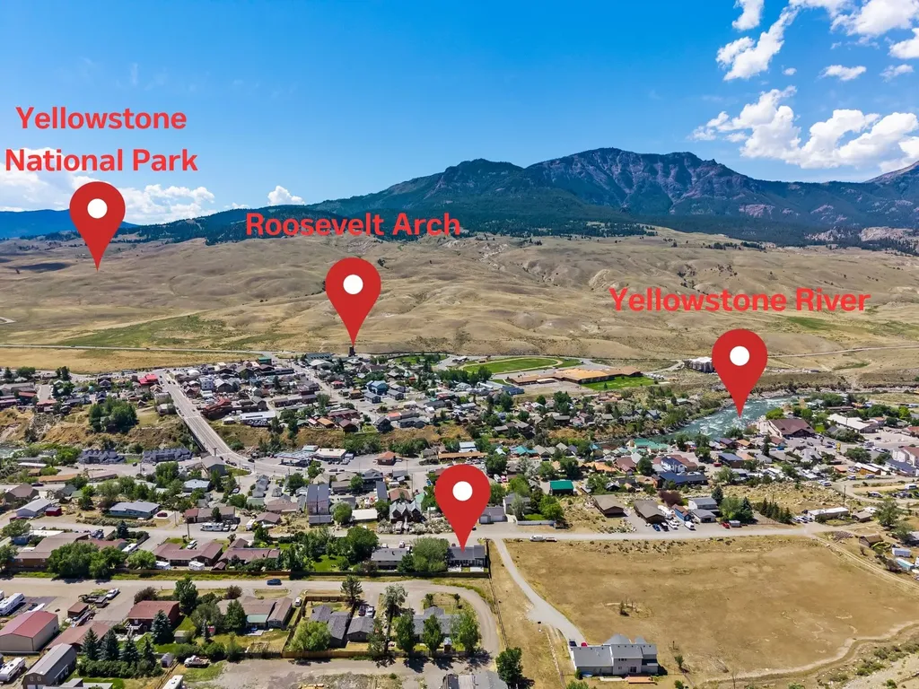 14 Peters Lane Gardiner MT 59030