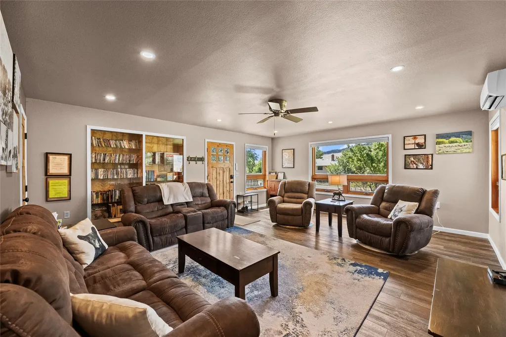 14 Peters Lane Gardiner MT 59030