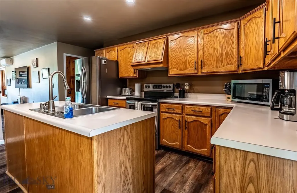 14 Peters Lane Gardiner MT 59030