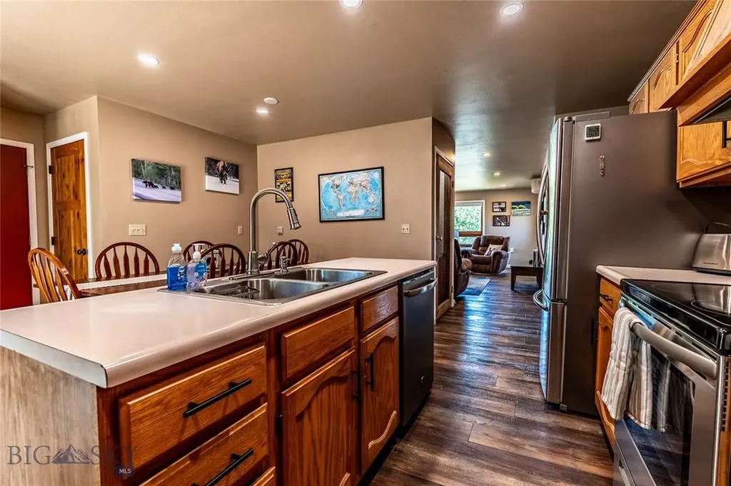 14 Peters Lane Gardiner MT 59030