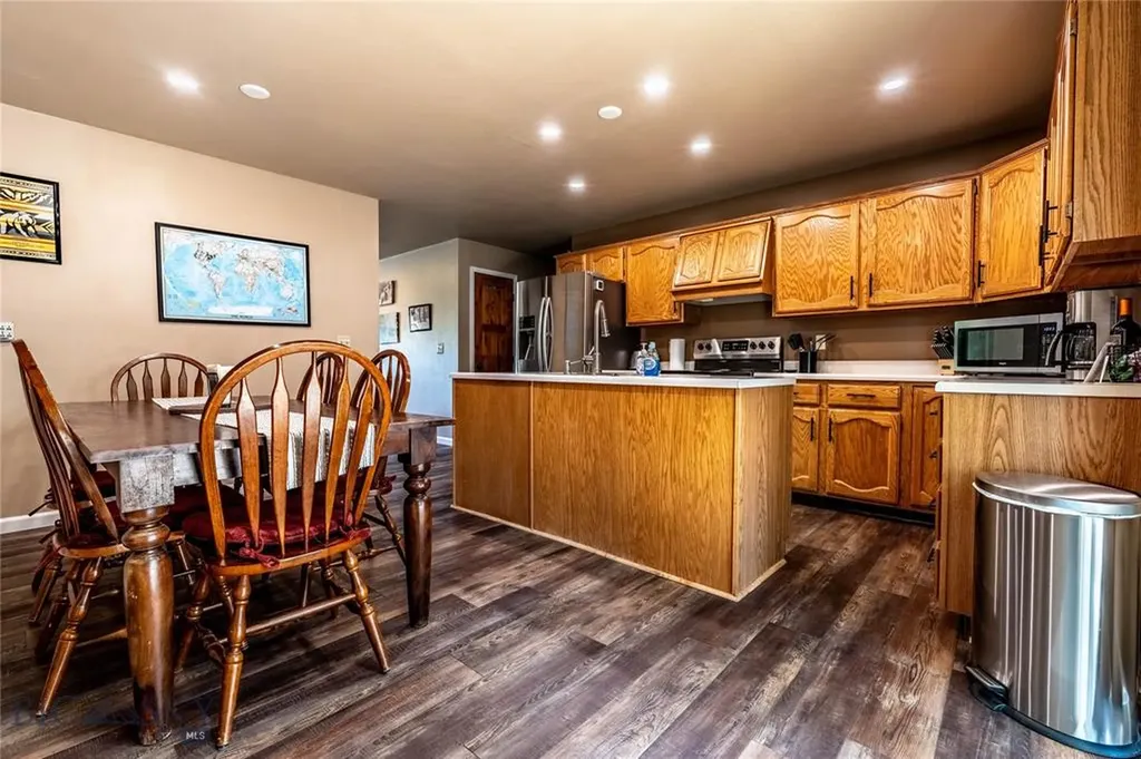 14 Peters Lane Gardiner MT 59030