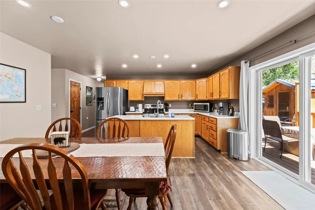 14 Peters Lane Gardiner MT 59030