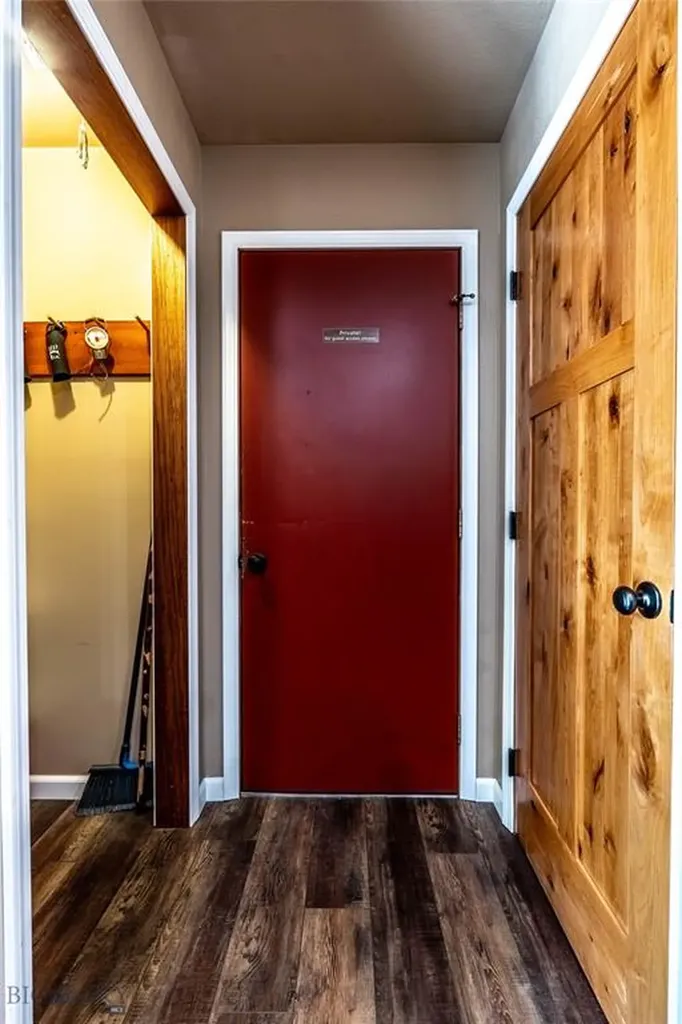 14 Peters Lane Gardiner MT 59030
