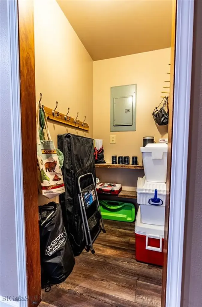 14 Peters Lane Gardiner MT 59030