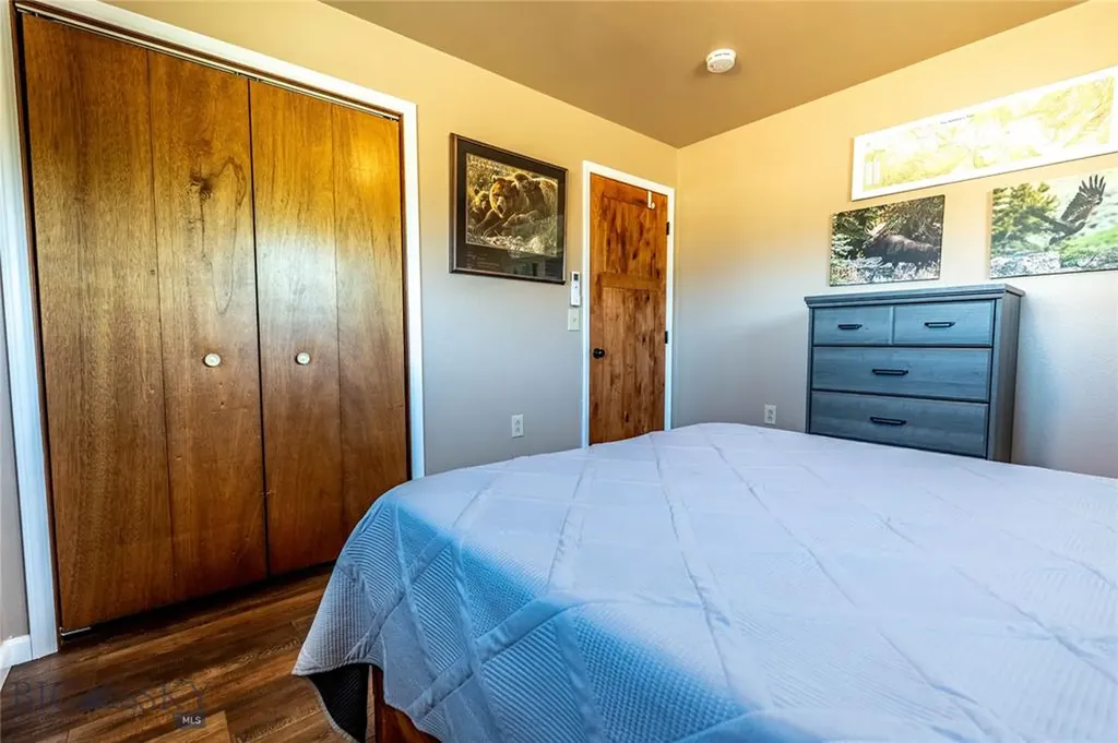 14 Peters Lane Gardiner MT 59030