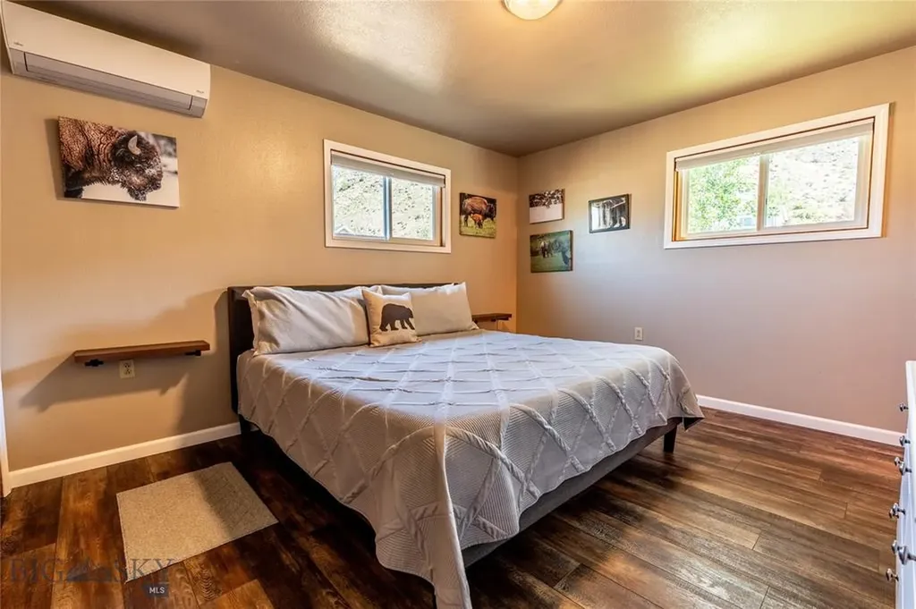 14 Peters Lane Gardiner MT 59030